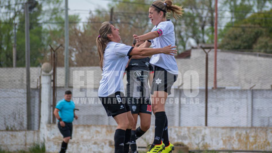 Las chicas de Athletic festejan uno de los goles en la victoria ante su clásico rival, Alumni, por 2 a 0. Foto: Nicolás Murcia.