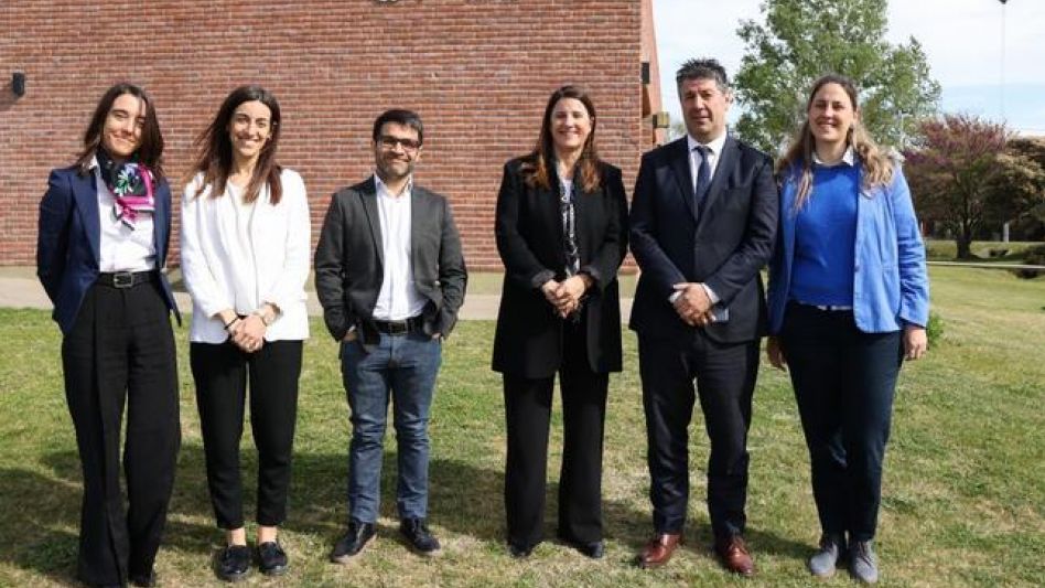 Las autoridades de la Facultad de Derecho ayer junto a los funcionarios nacionales y a las encargadas del área recientemente creada. GENTILEZA/UNICEN