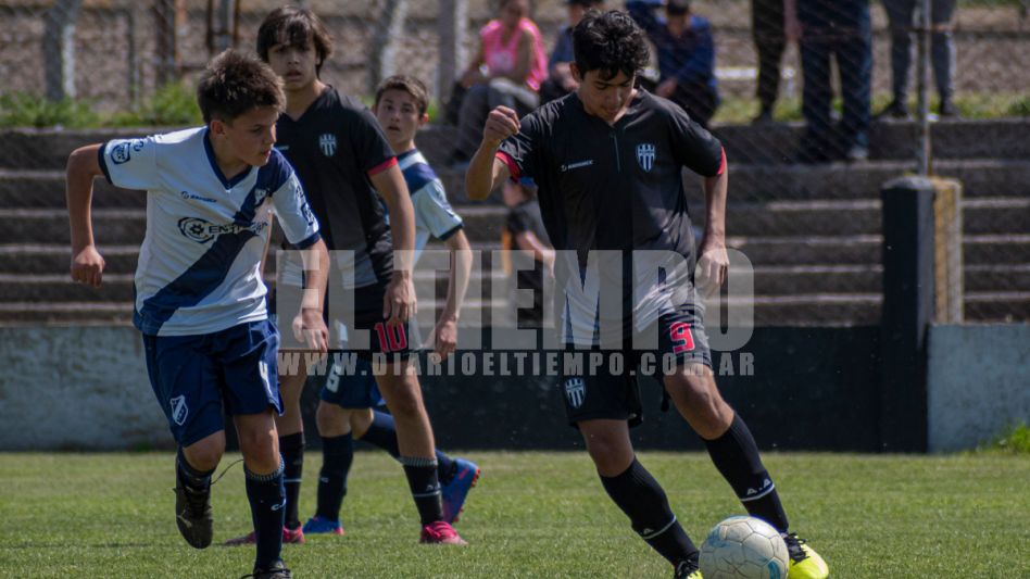 Alumni Azuleño y Cemento Armando igualaron en un tanto en Octava. Con este empate se mantienen en la primera y segunda colocación respectivamente.  Foto: Nicolás Murcia.
