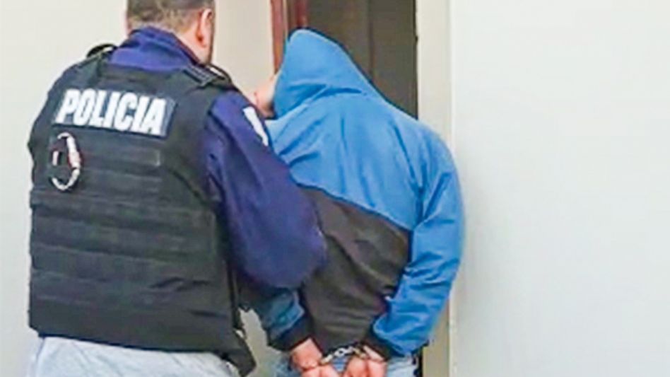 La agresión que una joven sufriera el pasado domingo en la calle tiene ahora detenido al autor de ese hecho. Se trata de su ex novio. FOTOS Y VIDEO: EPDS AZUL/PBA