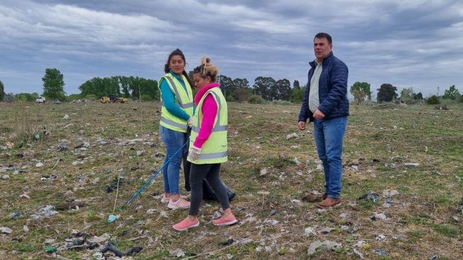 El intendente Hernán Bertellys junto a dos integrantes de la cuadrilla de Medio Ambiente que se dedicaron a la limpieza y al saneamiento en el ex Monte Frutal. 