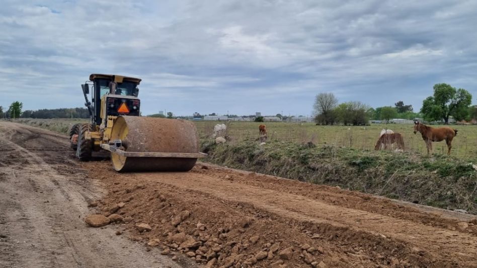 Una máquina de Vialidad se encargó de hacer limpieza mecánica y de mejorar las calles de ese sector de la ciudad.