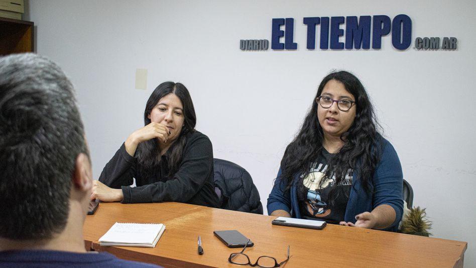 Noelia Páez y Oriana Huerta, alumnas del profesorado en Educación Especial, durante la entrevista con este diario.  FOTO NACHO CORREA