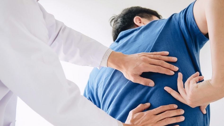 Dolor de espalda crónico y un diagnóstico que puede tardar años: qué es la espondiloartritis axial