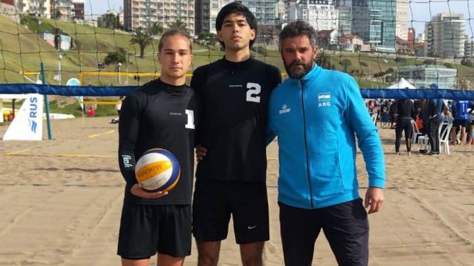 Said Diab y Camilo Albanese ganaron la medalla de oro en beach vóley Sub 18. Foto: gentileza Prensa Municipal.