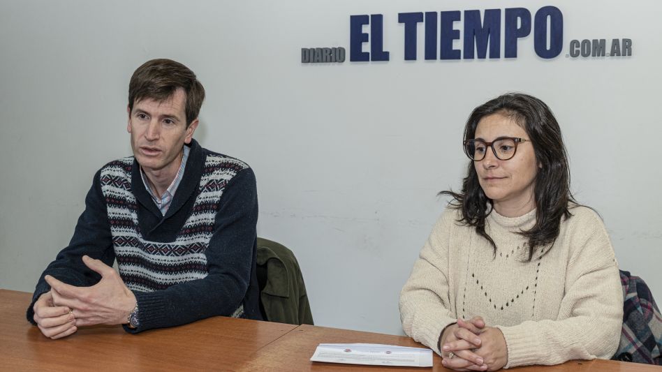 Manuel Álvarez y Paula Canevello ayer, cuando visitaron la Redacción de EL TIEMPO para convocar al acto que se realizará el próximo sábado en el comité local ubicado en Burgos 711.  N. MURCIA