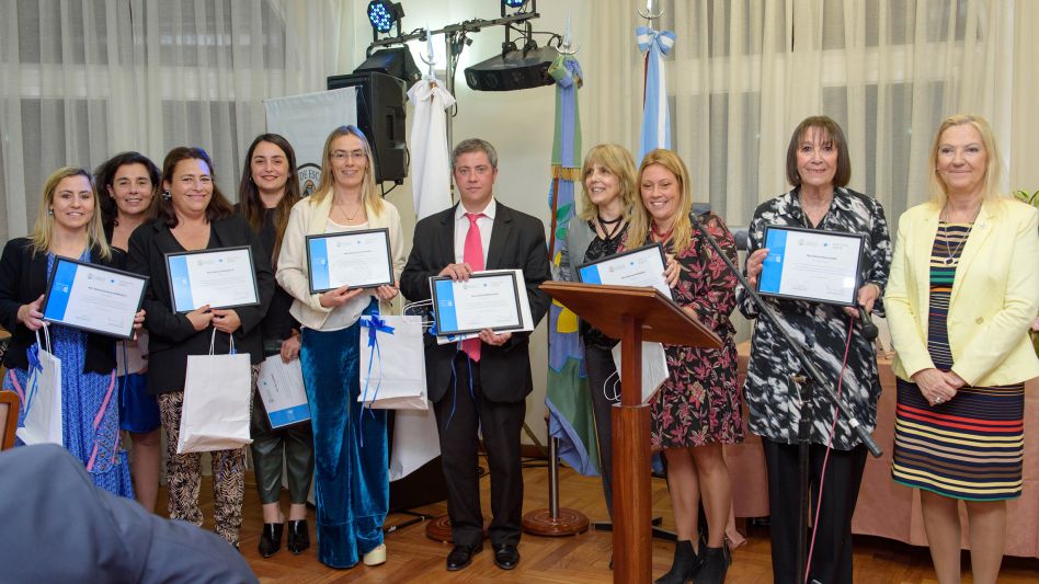 Entrega de diplomas a los integrantes de la Junta Ejecutiva del Colegio de Escribanos Delegación Azul para el período 2022-2024. FOTO PRENSA COLEGIO DE ESCRIBANOS AZUL