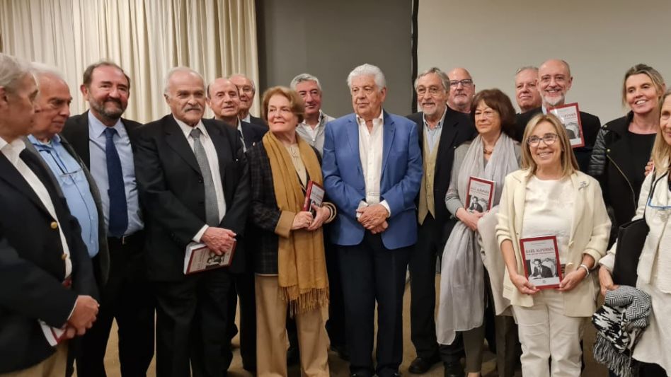 Algunos de los autores de los capítulos del libro en homenaje al expresidente Alfonsín, entre ellos el azuleño Dr. Luis Miralles.