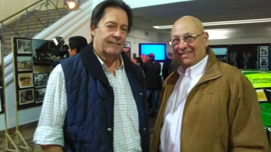 Fernando Herraíz (ziquierda) y Ramón Valicenti (derecha) en una muestra fotográfica de la Promo del Centro. Archivo EL TIEMPO.