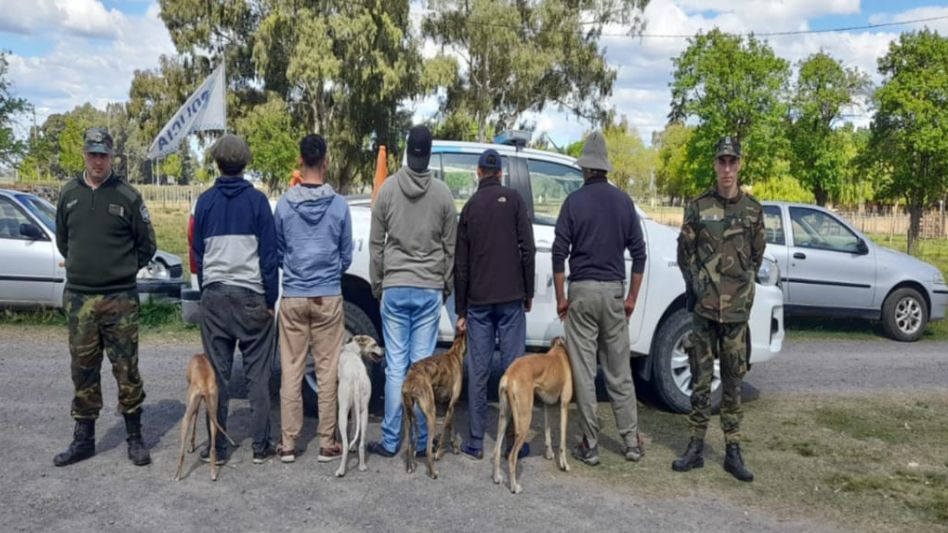 Luego de que ayer fueron llevados a sede judicial, los cazadores recuperaron la libertad. FOTO: CPR AZUL/PBA