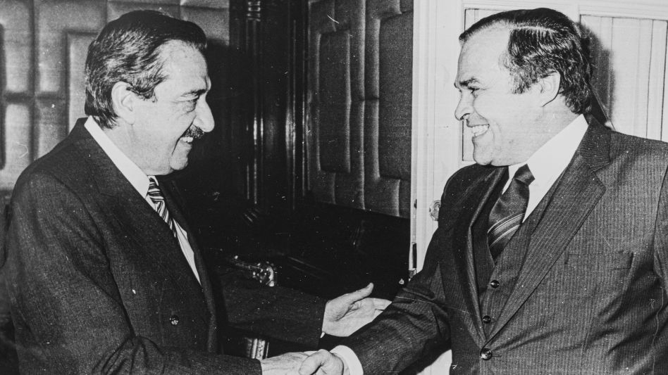 Alfonsín recibe en su despacho al director de Escuelas bonaerense, Luis Miralles. Agosto, 1987. FOTO GENTILEZA LUIS MIRALLES