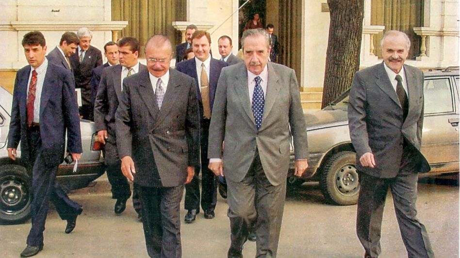 Visita a Azul del expresidente de Brasil, José Sarney. En la foto, junto a Alfonsín y Miralles. Detrás, se observa al entonces jefe comunal Duclós. ARCHIVO EL TIEMPO.