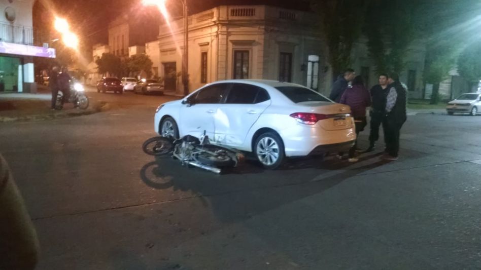 La colisión sucedió, en la noche de este miércoles, en Avenida Mitre y Necochea.