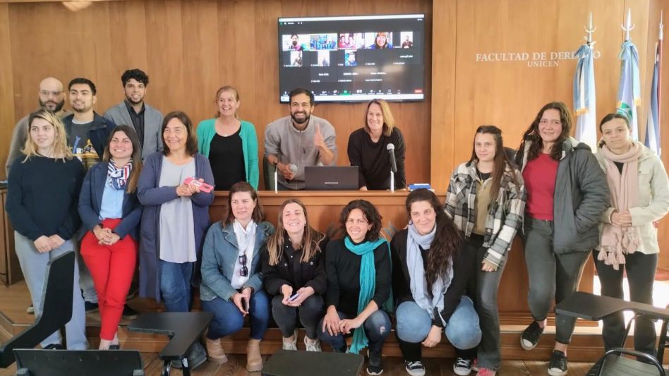 Ayer, en el Centro de Investigación y Posgrado de la Facultad de Derecho UNICEN, se llevó a cabo el Primer Encuentro Virtual de Muralismo y Arte Público de Azul. PRENSA CONCEJO DELIBERANTE