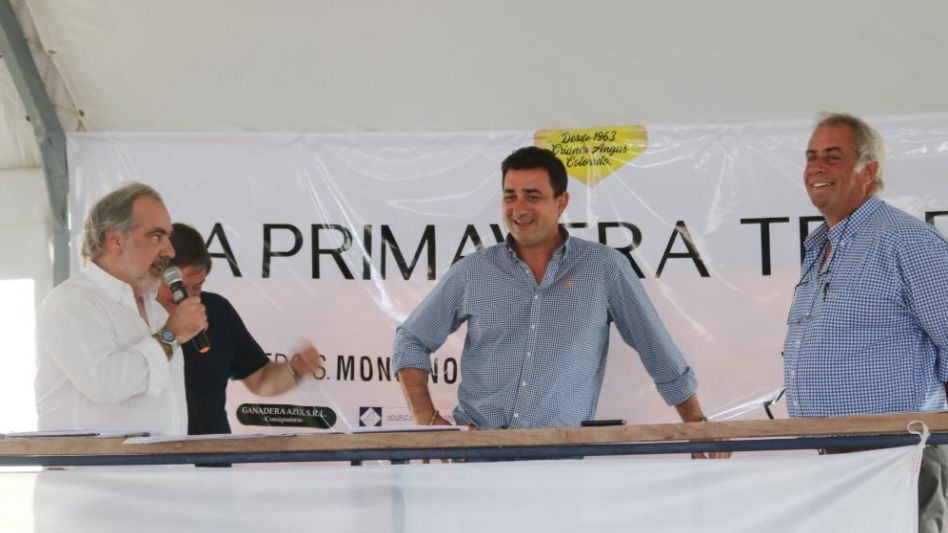 Sergio Amuchategui, Roberto Mondino y Enrique Adrogué en las recientes ventas de la cabaña de Cnel. Pringles.
