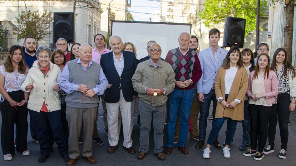 Afiliados radicales de la clase 1946, luego de recibir cada uno su medalla. FOTO NACHO CORREA