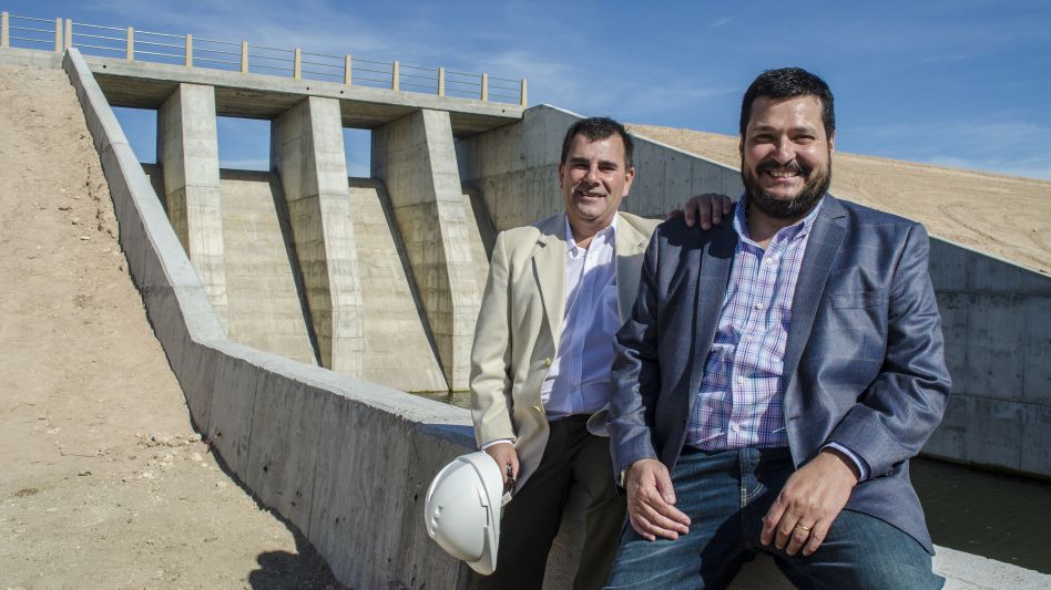 Eran otros tiempos, era otra la historia. El intendente Hernán Bertellys y Alejandro Vieyra en la Presa La Isidora. FOTO NACHO CORREA