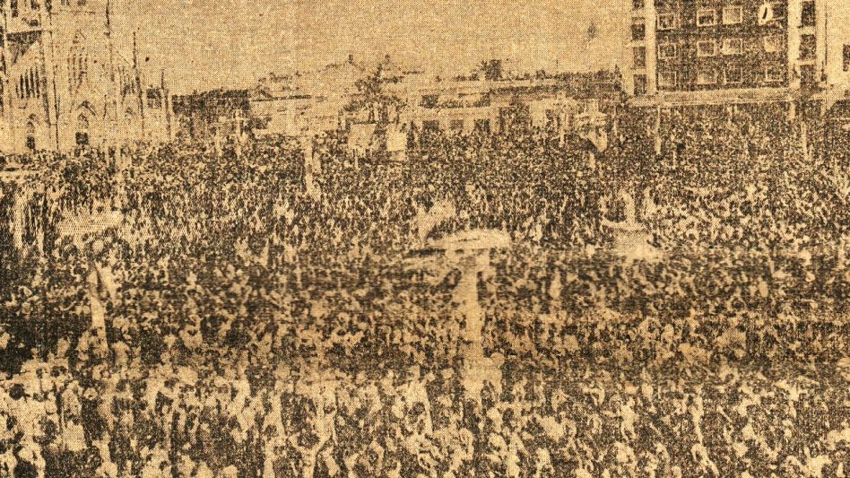 Multitudinaria concentración de cooperativistas rurales en la plaza principal de Azul, el domingo 5 de marzo de 1950. FOTOS EL CIUDADANO/HEMEROTECA OYHANARTE