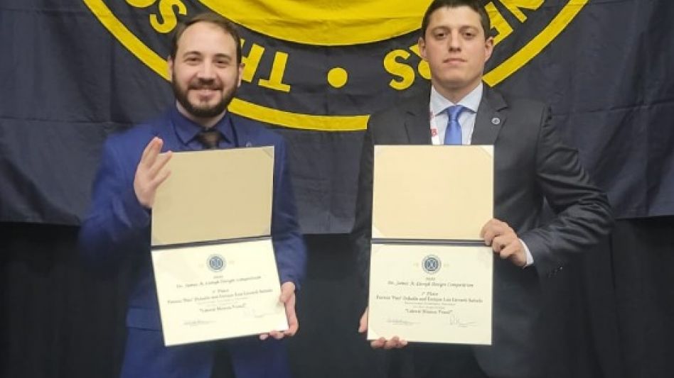 El azuleño Patricio Duhalde junto a Enrique Liccardi, en el momento de recibir el primer premio del concurso de diseño naval de la SNAME.