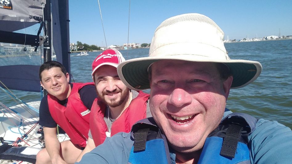 Los estudiantes Duhalde y Liccardi en plena regata, al mando del experto Paul Miller.