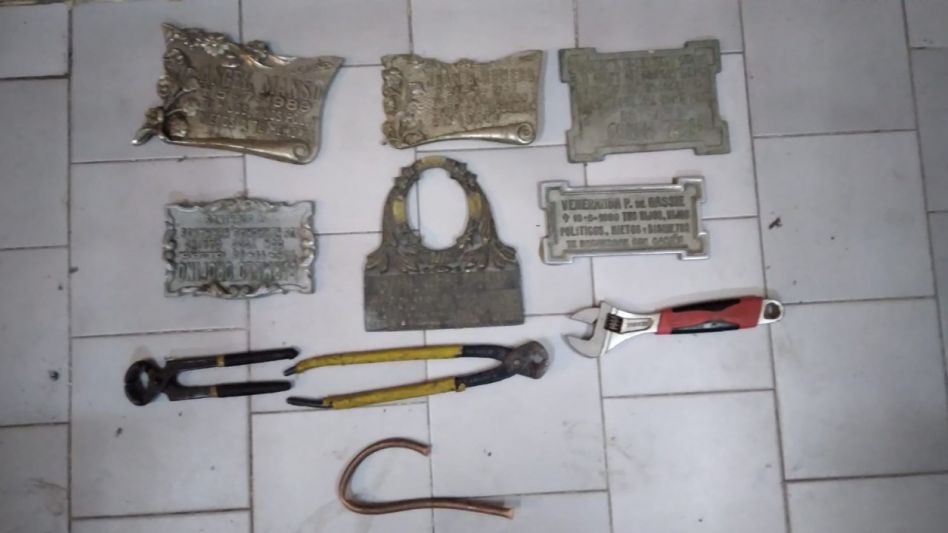 Herramientas, placas de bronce y un caño flexible de cobre perteneciente a un medidor de gas, los elementos incautados durante este procedimiento. EPDS AZUL/PBA