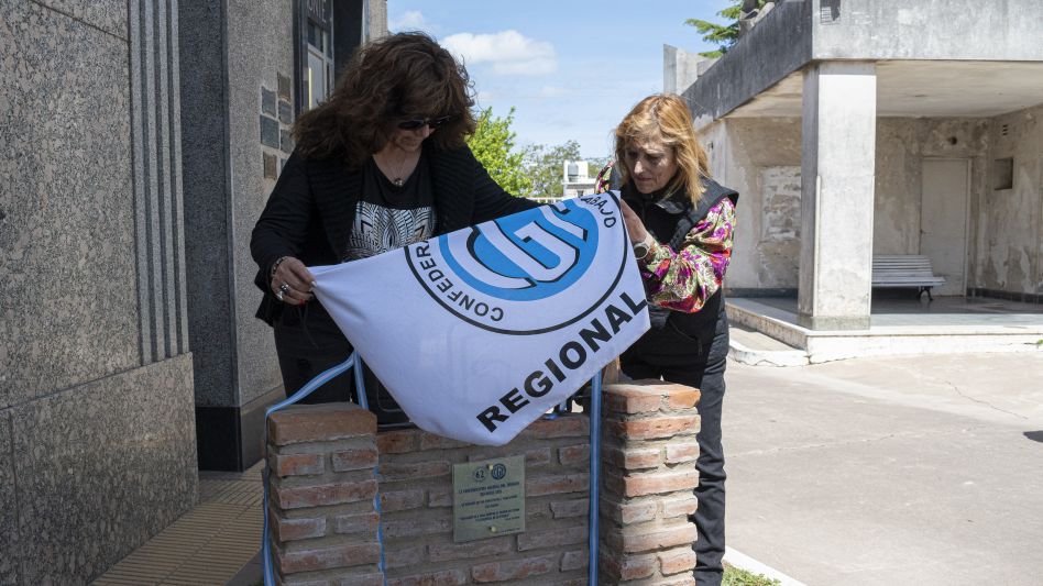 Las dirigentes de la CGT local, Brunetto y Lagos, descubren el monolito que la CGT inauguró ayer, en el cementerio local, en homenaje a los trabajadores y dirigentes gremiales fallecidos.  NICO MURCIA