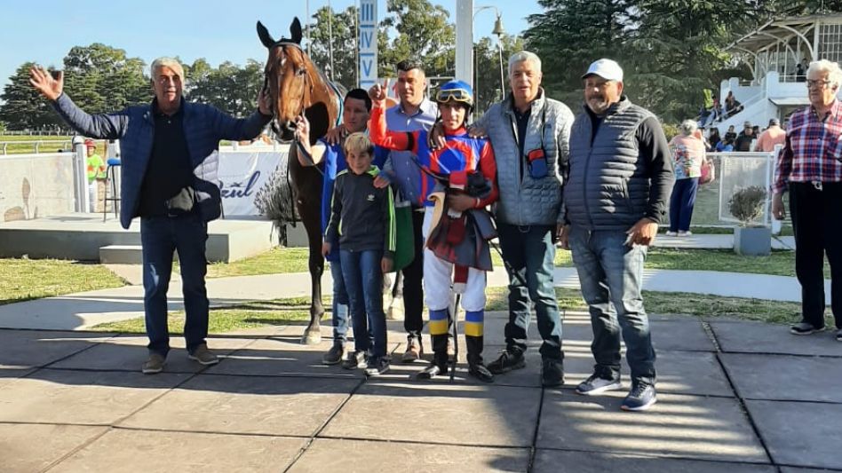 Energetics ganó el Clásico Bartolomé J. Ronco y sumó su segundo triunfo en la Triple Corona Cervantina. Festejan propietarios, cuidador, entrenador y el jockey, Leandro Paiz. GENTILEZA JCA