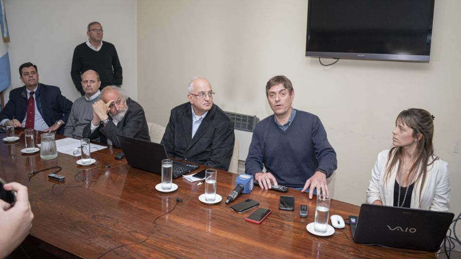 Los integrantes del Consejo de Administración de CEAL escuchando el informe que brindó el ingeniero Garriz. FOTOS: NICO MURCIA