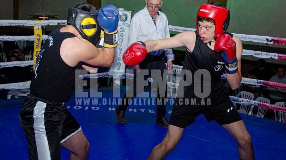 El azuleño (de rojo) Manuel Lattanzi se subió al ring en representación del gimnasio del Team Forastieri. Foto: Nacho Correa.
