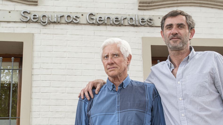 Manuel Ignacio Borghi abraza a su papá, Víctor Julio. 