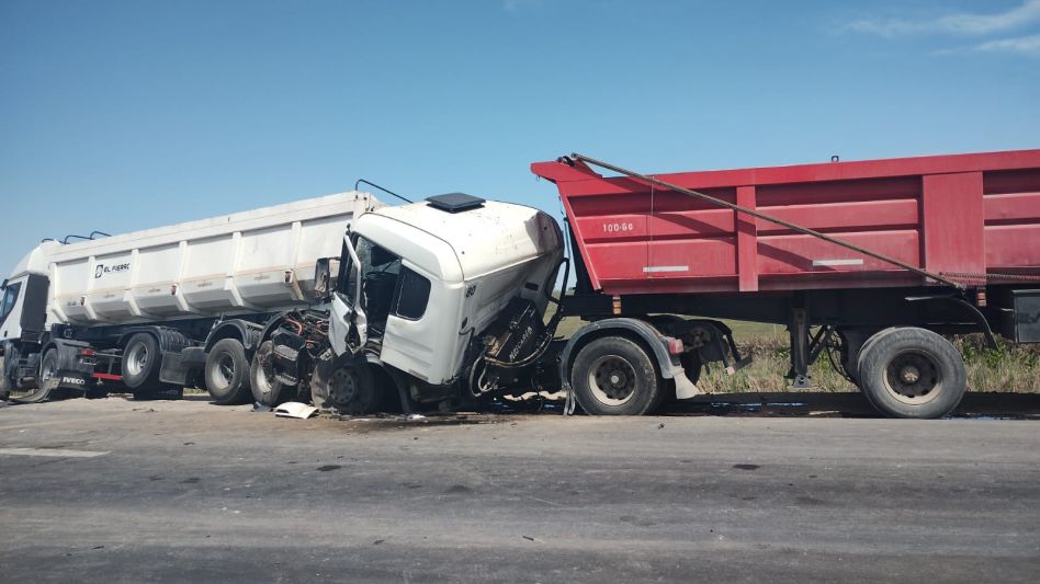 Dos imágenes que dan cuenta de la magnitud de este siniestro de tránsito.  FOTOS: NICOLÁS MURCIA Y DESTACAMENTO BALNEARIO/PBA