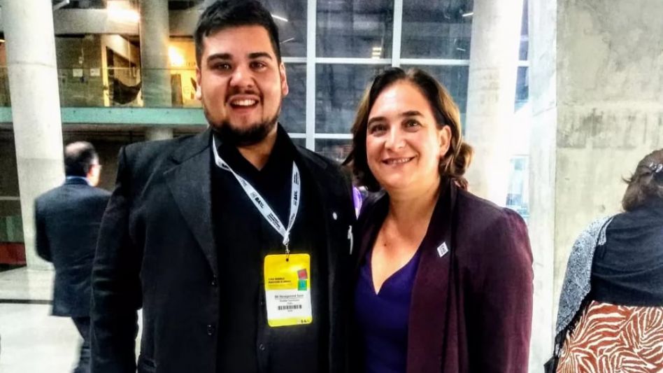 El Lic. Nicolás Tumminaro junto a la Alcaldesa de Barcelona, Ada Colau.  PRENSA EVOLUCIÓN RADICAL AZUL