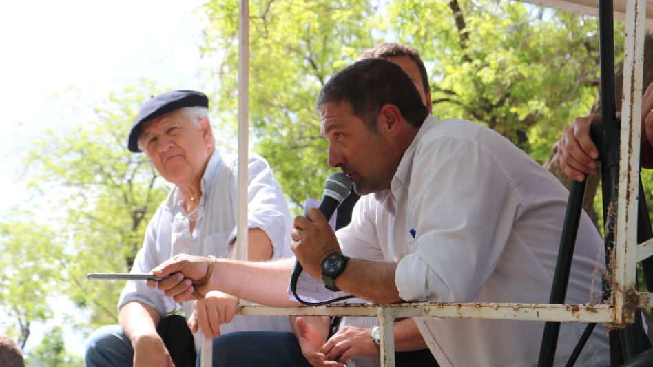Juan Pedro Iturralde y Juan Ignacio Goenaga martillando en Azul.