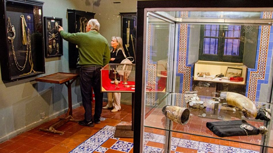 El Museo Squirru con su exposición de platería criolla, mapuche y telares.