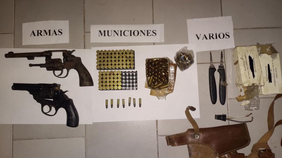 Revólveres, proyectiles y demás elementos incautados durante el allanamiento que realizara personal policial en la casa donde vive el investigado por este caso de violencia de género.  EPDS AZUL/PBA