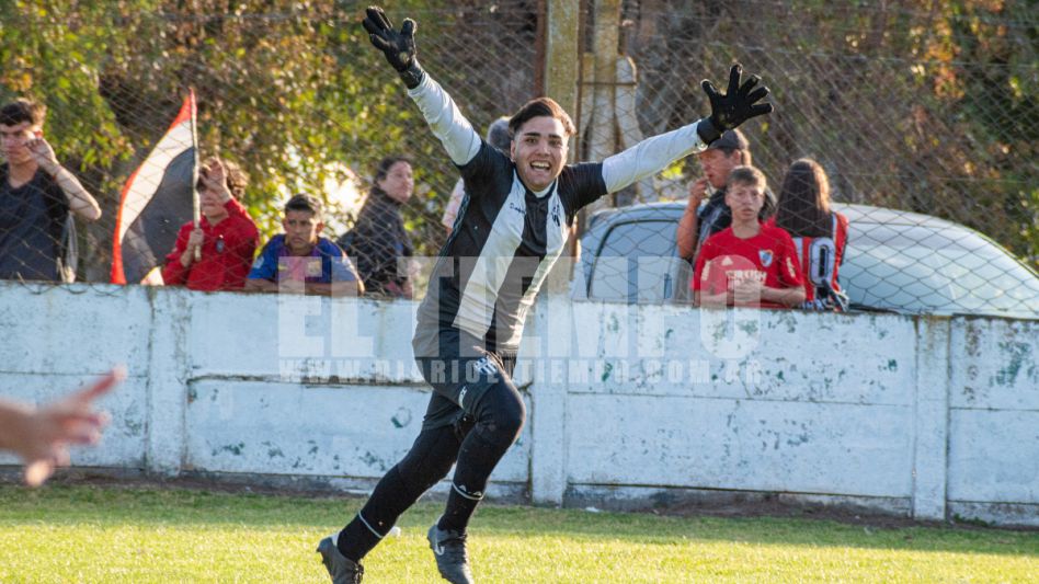 Nicolás Abitante ya le contuvo el disparo a Eloy Larragneta y festeja el triunfo de Alumni ante Chacarita por 9 a 8 en la definición por penales. Foto: Nacho Correa.