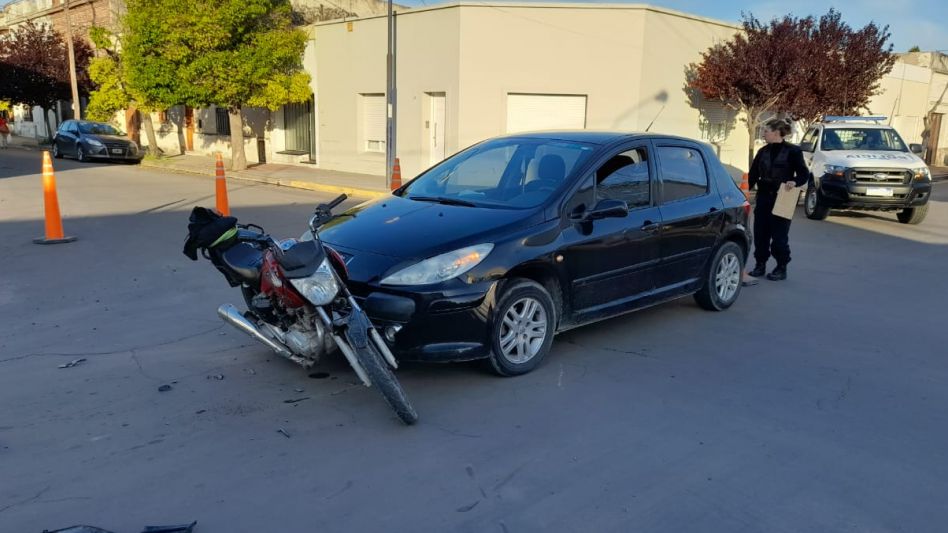 Un choque entre una moto y un auto; y uno entre una camioneta y otra motocicleta dejaron como saldo dos lesionados. FOTOS: CPR AZUL/PBA