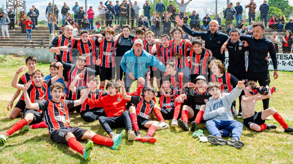 Los chicos de Chacarita dan la vuelta olímpica por quedarse con el título de Novena División. Foto: Nacho Correa.