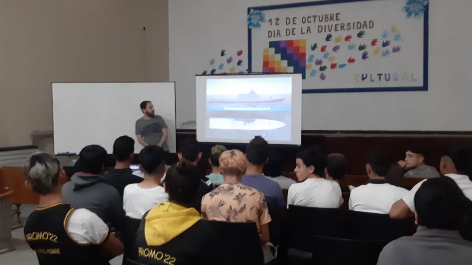 Patricio Duhalde durante su encuentro con alumnos de la Escuela Técnica 2 Vicente Pereda.