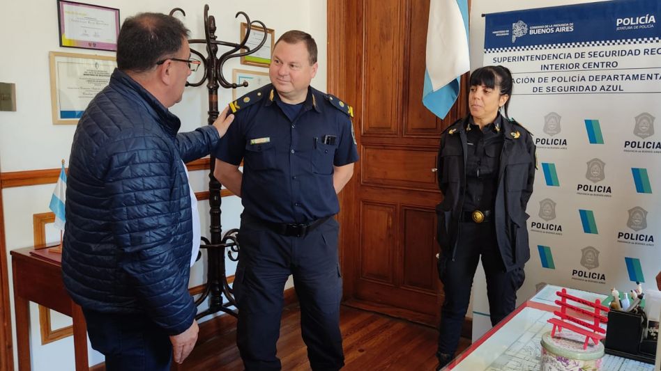 Florencia García, la azuleña que desde ayer está a cargo del Comando de Patrullas de Azul. Reemplazó al comisario Inspector Javier Barlaro. En la imagen está también el intendente Hernán Bertellys.  E