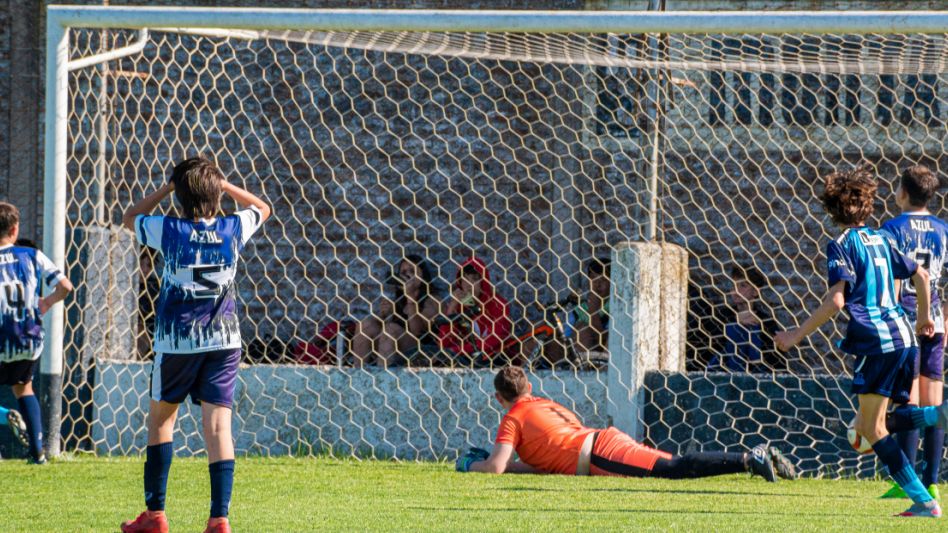 Los dirigidos por la dupla técnica conformada por Cristian Mastantuono y Miguel Gandolfo, fueron derrotados frente a sus pares de la Liga de Fútbol de General Madariaga. Foto: Nacho Correa.