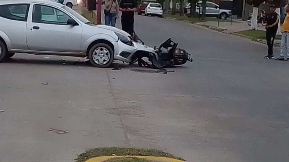 Un motociclista herido en choque con un auto