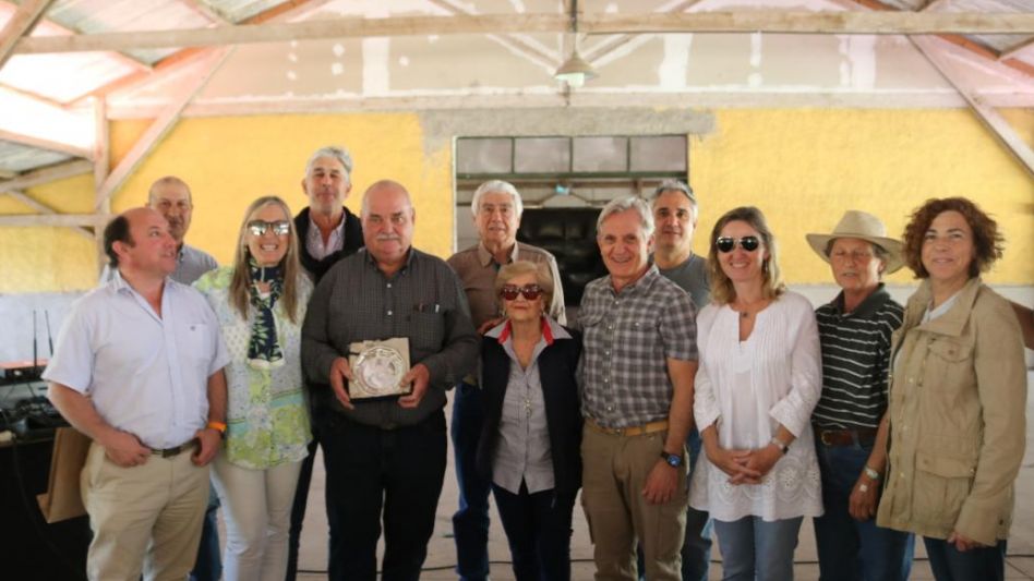 La CD de la Sociedad Rural de Azul reconoció a Hugo Kerbs por los 35 años de trabajo en la institución. 