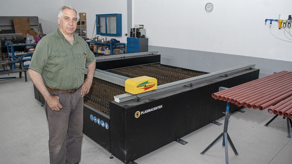 Hace exactamente 30 años que estoy con la herrería. Toda una vida con la metalúrgica, tratando de crecer, asegura Fernando Antonucci.  FOTO NICO MURCIA