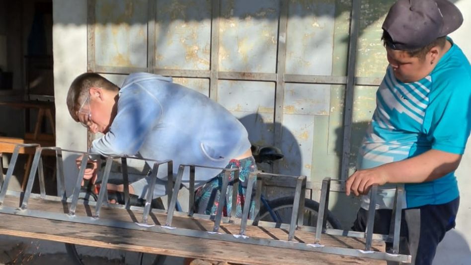 Dos de los talleres que se brindan en Vientos de Libertad, herrería y esculpido de uñas. GENTILEZA/MTE