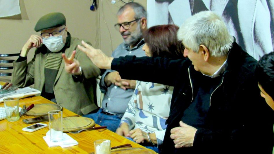 Néstor Sanz Petrello, el concejal Joaquín Propato, Mirta de la Canal, y Julio Varela durante el encuentro realizado en instalaciones del Centro Cultural Paisano Frías.  