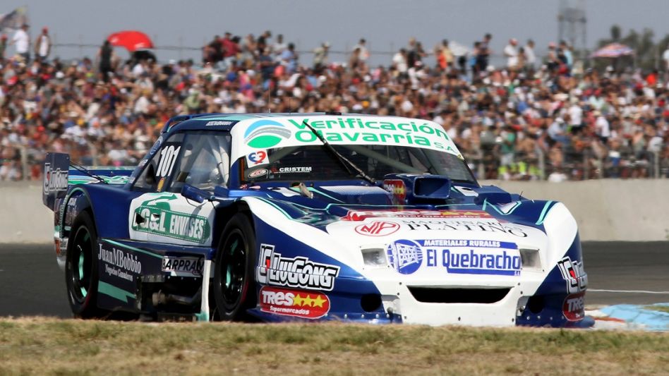 El TC Pista definió la 13° fecha del torneo en San Nicolás, donde Castro debió abandonar a mitad de la carrera final en la que Weimann finalizó 19° sumando puntos al torneo. Foto: Azul Sport Team.