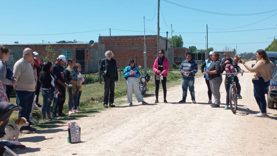 Vecinos del barrio San Martín de Porres y de Villa Giammatolo durante la asamblea que se realizó para informar el inicio de la obra de extensión de la red de agua potable. GENTILEZA/MTE