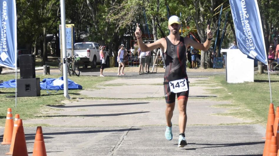 Gran inicio de la temporada en la Laguna de Gómez, donde el primero en llegar fue el lapridense Mateo Bustos Pecaut. Foto: gentileza Los Flamencos.