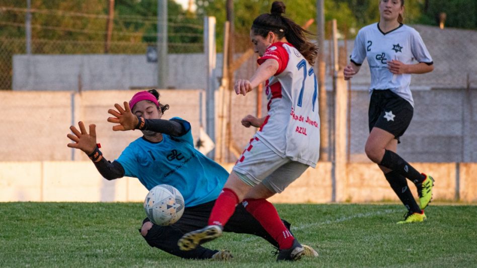 Athletic y Estrellas no se sacaron diferencias en la primera final y empataron en dos tantos. Foto: Nicolás Murcia.
